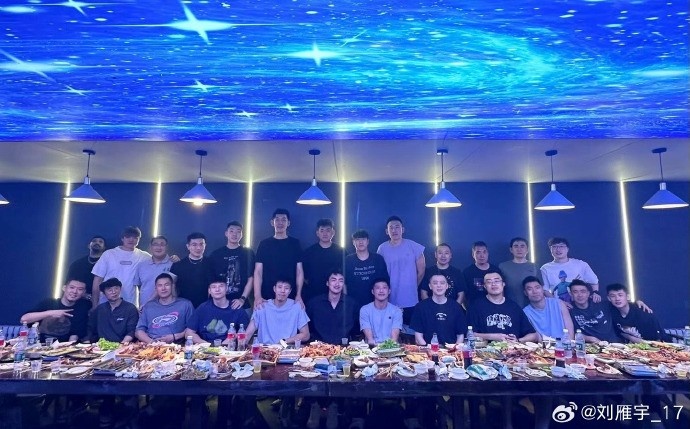 开云体育平台-刘雁宇更博晒昔日队友合照：聚也不是开始 散也不是结束！