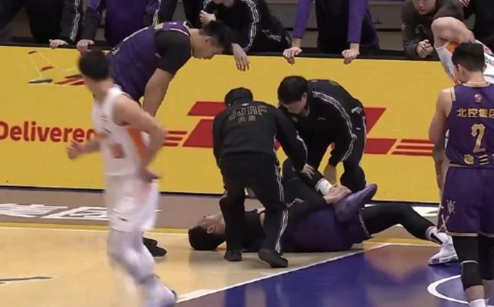 开云体育平台-媒体人：崴脚退赛的沈梓捷赛后没有去医院，脚踝问题不大