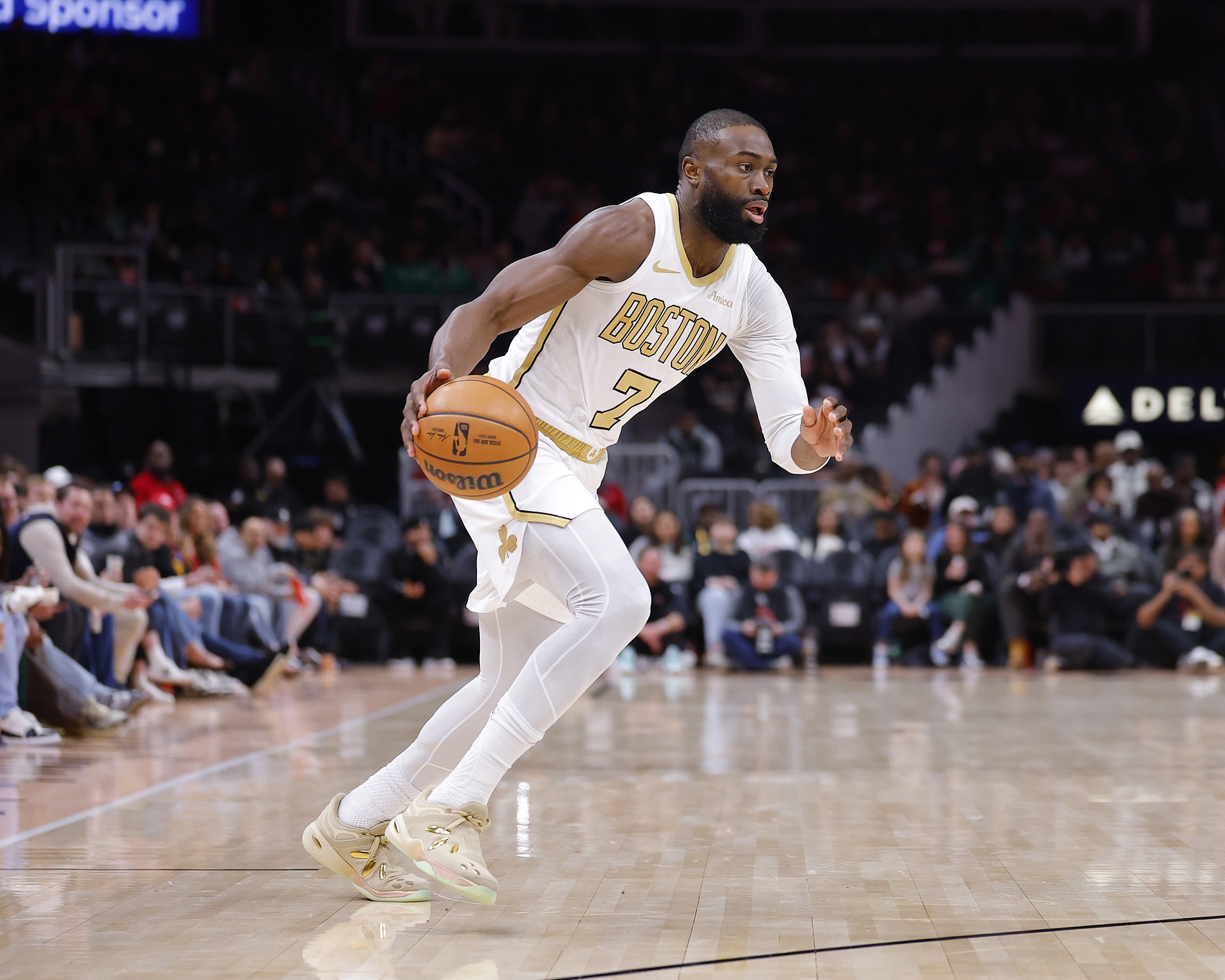 开云体育官网-稳定全面！杰伦·布朗22中11拿下30分10板5助3断