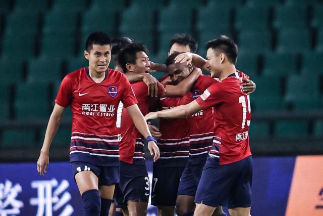 闪电破门+罚丢点球+2红牌! 渝豫上演让2追3大逆转